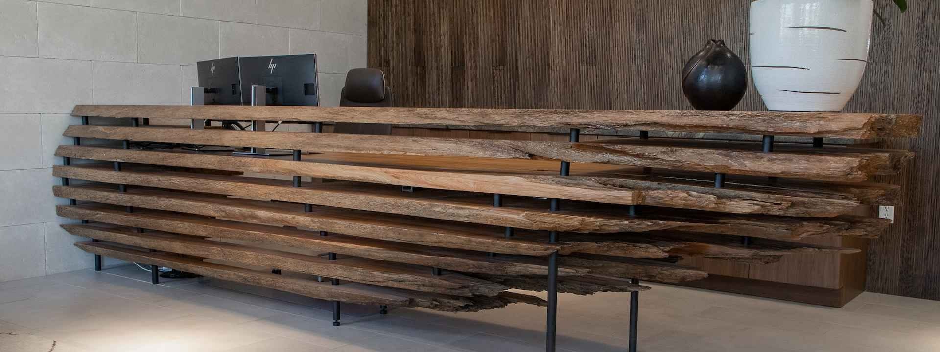 Møbelsnekker lager unik Sypress-skrivebord med LT15WIDE sagbruk